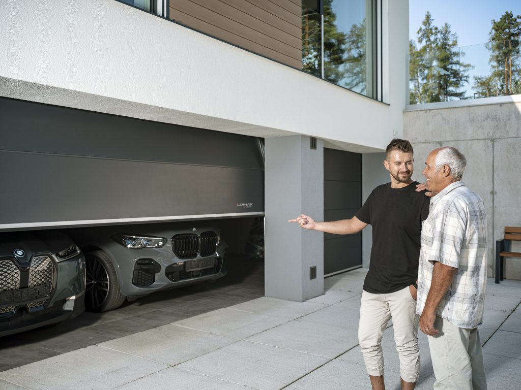 Antracit színű, modern szekcionált garázskapu beépítve egy új építésű házba.